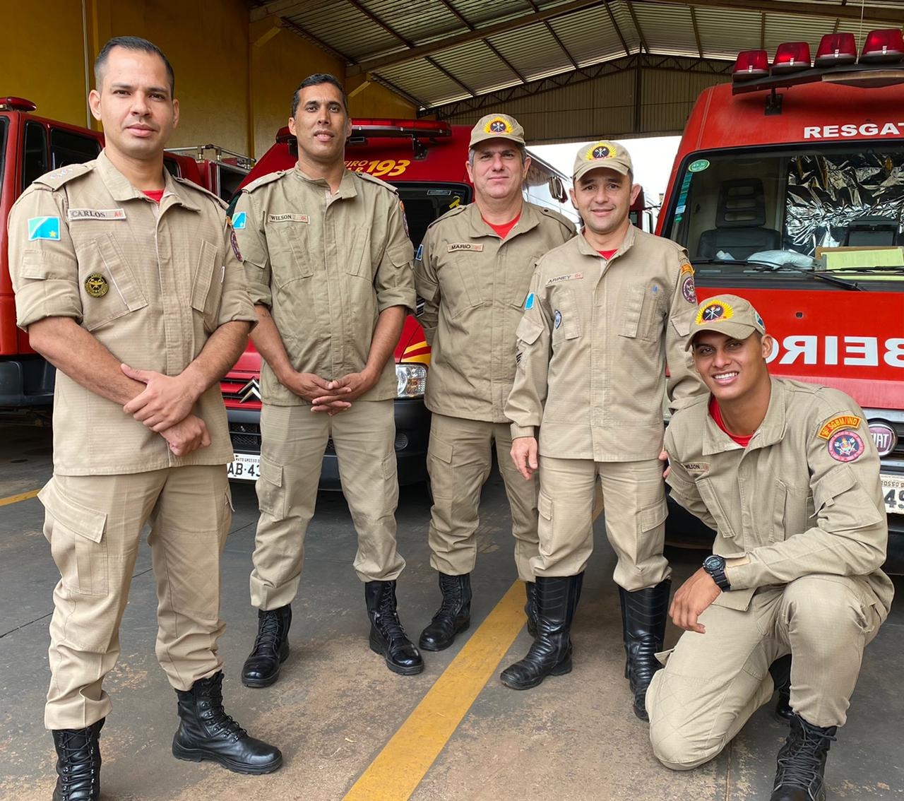 Foto feita em 2021; E/D: atual comandante do 16º SGB, Tenente Carlos Ernesto; subtenente Wilson; Sargentos Mário e Ariney e, agachado, soldado Wilson / Foto: Arquivo Pessoal