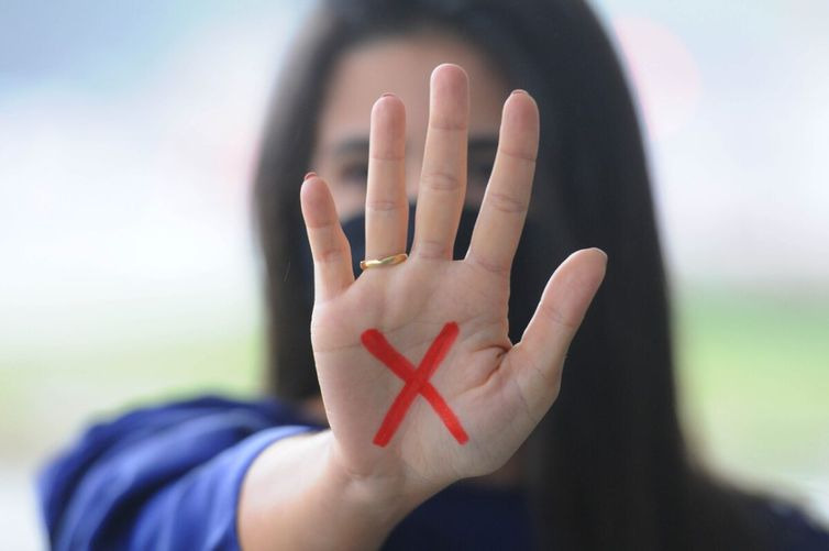 Senado aprova novas medidas contra violência doméstica Vítimas de violência doméstica podem apresentar um sinal vermelho na mão para alertar que estão vivendo uma situação de vulnerabilidade - Paulo H. Carvalho/Agência Brasília