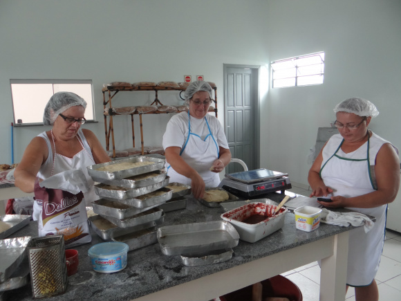 Sede da Associação Mãos que Produzem Arte é reinaugurada em Amambai Mulheres criando cucas para a merenda escolar / Foto: Moreira Produções
