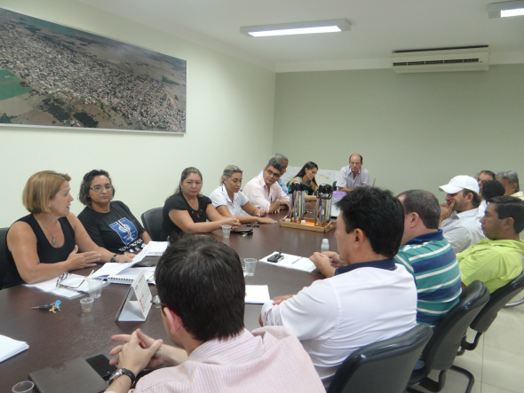 Membros da diretoria do Simted durante reunião com o prefeito e vereadores de Amambai / Foto: Assessoria