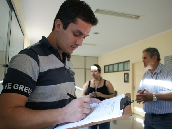Greve no Hospital Universitário de Dourados pode limitar internações Grevistas fazem reuniões diárias para avaliar o movimento e assinar o ponto. Foto: Hédio Fazan
