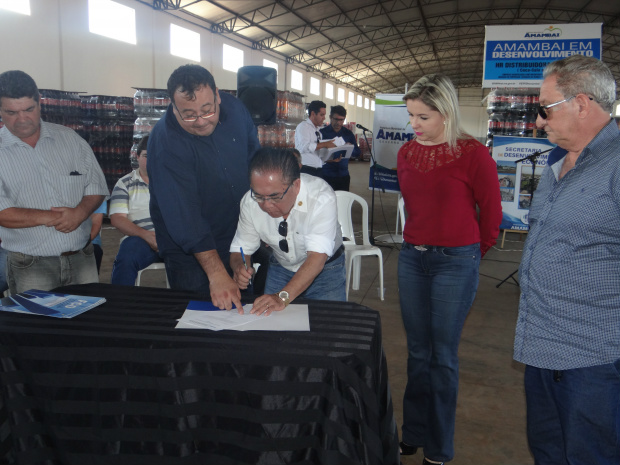 Empresários da HR Distribuidora, durante assinatura do termo de incentivo, na presença do prefeito Dr. Bandeira / Foto: Moreira Produções