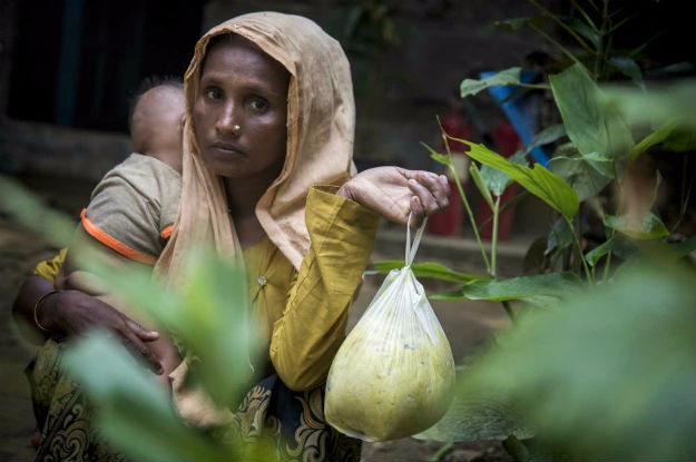 Mulher em Cox’s Bazar, no Bangladesh, recebe ajuda alimentar da ONU e dos parceiros depois de fugir do Mianmar. Foto: PMA/Saikat Mojumder