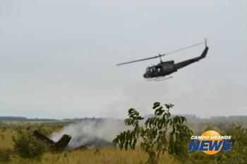 Queda de caça da FAB na região do Indubrasil matou oficial da Marinha Super Tucano afundou dois metros. Helicóptero da FAB fez sobrevoo no local. (Foto: Simão Nogueira)