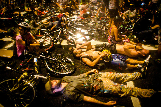 Ciclistas homenageiam jovem atropelada em Brasília