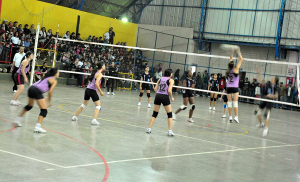 Jogos Intercolegiais definem campeões do basquete, handebol e voleibol