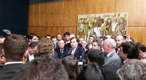 Prefeitos pressionam Congresso Nacional por auxílio financeiro a municípios Rodrigo Maia em entrevista à imprensa / Foto: Divulgação