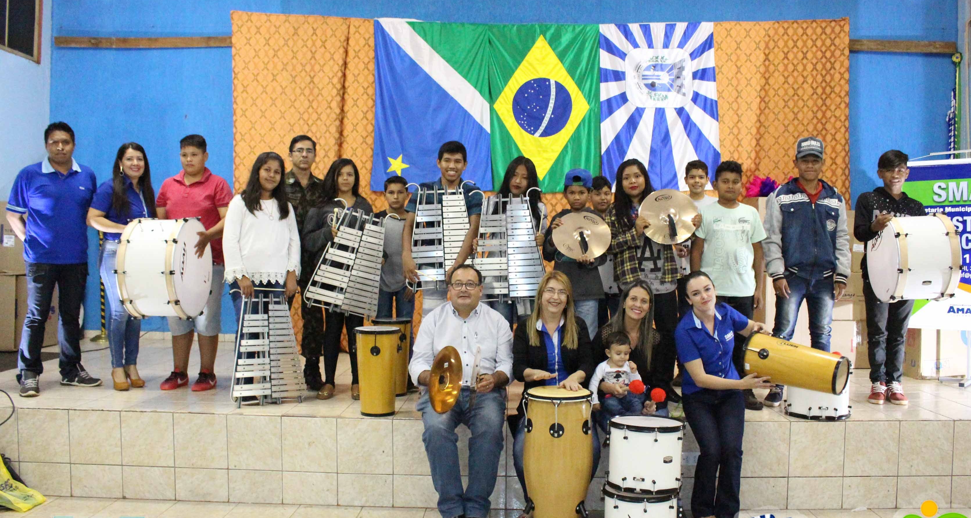 O prefeito Dr. Bandeira esteve acompanhando a entrega dos equipamentos / Fotos; Decom