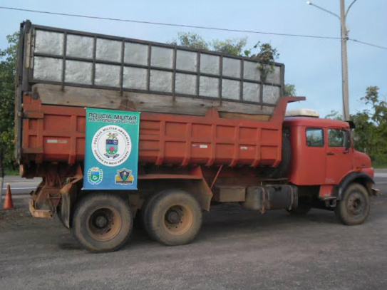 Policia apreende caminhão com carga de madeira ilegal e motorista sem habilitação (CNH) / Foto: PMA