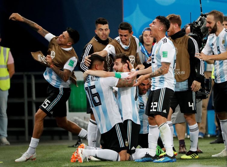 Lionel Messi e companheiros, da Argentina, comemoram o segundo gol da equipe - Jorge Silva/Reuters