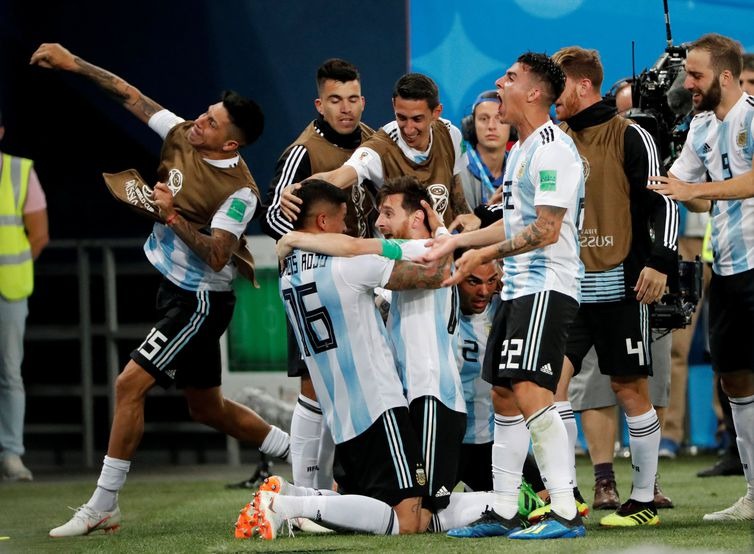 Em jogo sofrido, Messi marca e ressuscita a Argentina na Copa Lionel Messi e companheiros, da Argentina, comemoram o segundo gol da equipe - Jorge Silva/Reuters