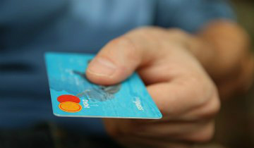 Novas regras do cartão de crédito passam a valer a partir desta segunda (3) Consumidor que não conseguir pagar integralmente a tarifa do cartão de crédito ficará apenas por 30 dias no rotativo do cartãoFoto: Divulgação