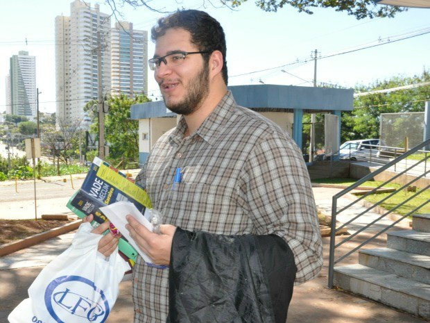 Alunos e bacharéis chegam ansiosos ao local de prova da OAB em MS José Flavio diz que ter feito a prova em 2011 o ajudou a se preparar para a de 2012 (Foto: Fernando da Mata/G1 MS)