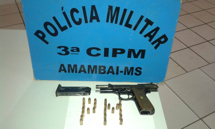 A pistola e as munições estavam no bolso de uma jaqueta / Foto: Assessoria Polícia Militar