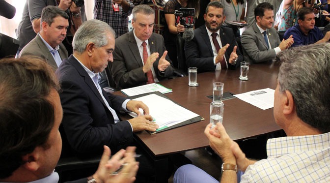 Reinaldo Azambuja assina decreto que incentiva mais voos e redução de preços Decreto foi assinado pelo governador Azambuja nesta terça-feira (18) / Foto: Chico Ribeiro