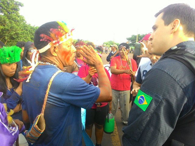 Manifestantes contra o governo federal protestam na Ponte Ayrton Senna Índios protestam e fecham a Ponte Ayrton Senna, em GuaíraFoto: Divulgação
