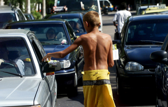 Crianças fazendo serviço de gente grande é um caso normal ainda no Brasil / Foto: Divulgação