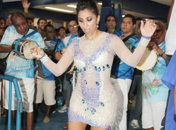 Patrícia Nery mostra samba no pé em ensaio da Portela