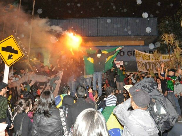 Vândalos e tropa de choque entram em confronto na capital