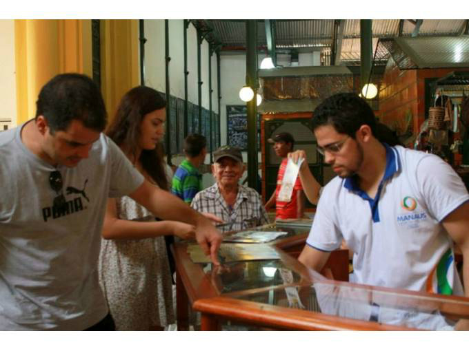 O estudante Moisés Litaiff, no Centro de Atendimento ao Turista Adolpho Lisboa