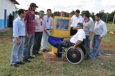 Prefeitura de Amambai inaugura pista de caminhada no Caiuás Prefeito Dirceu Lanzarini e autoridades inaugurando a pista de caminhada do Conjunto Habitacional Caiuás.