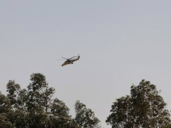 Helicóptero do exército da Argélia sobrevoa a usina, durante operação de invasão final, neste sábado.