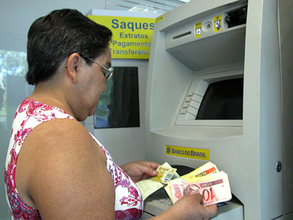 Servidores públicos estaduais recebem salário na segunda-feira Servidores públicos estaduais recebem salário na segunda-feira