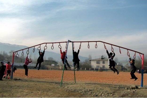 Crianças brincando no Quirguistão. Foto: Ocha/ Eurasia Foundation of Central Asia, T. Jeanneret