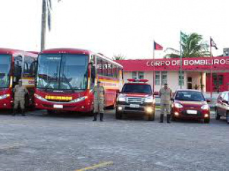 Estado entrega 14 viaturas e um ônibus para o Corpo de Bombeiros Estado entrega 14 viaturas e um ônibus para o Corpo de Bombeiros