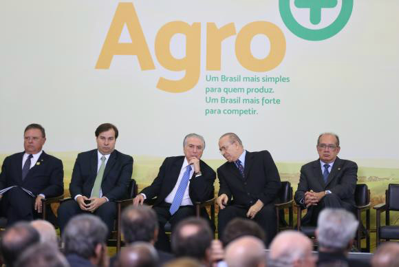 Preços de alimentos podem subir por concorrência com mercado externo O ministro da Agricultura, Blairo Maggi; o presidente da Câmara, Rodrigo Maia; o presidente interino Michel Temer; o ministro-chefe da Casa Civil, Eliseu Padilha; e o ministro do STF Gilmar Mendes no lançamento do Plano Agro +, no Palácio do Planalto Antonio Cruz/Agência Brasil