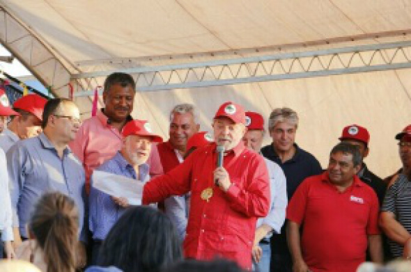 Lula: “Não vão conseguir entregar o Brasil aos estrangeiros” Lula participou do Ato Nacional em Defesa da Democracia e da Reforma Agrária, nesta quarta-feira (24), à tarde, no assentamento Itamarati / Foto: Helio Freitas