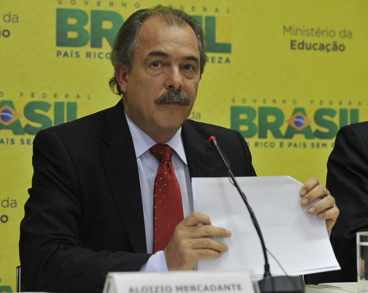 Brasil precisa de mais vagas para o ensino superior, diz Mercadante