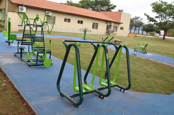 Jovem tem celular furtado ao praticar exercício físico em praça de Amambai Na praça da vila Doriane existe uma academia ao ar livre igual a esta da foto / Foto: Divulgação
