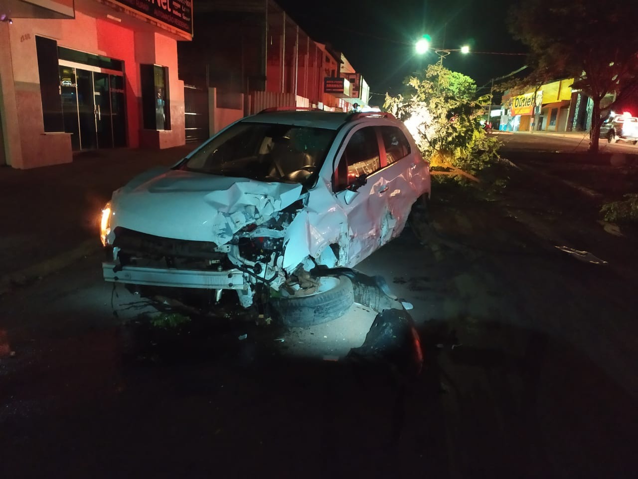 Adolescente perde direção e veículo bate em poste de luz no centro de Amambai Carro teve bastante avarias, mas adolescente não sofreu nenhum ferimento de maior gravidade / Foto: Corpo de Bombeiros