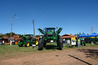 Oito empresas revendedoras de máquinas agrícolas participaram do Feirão, no Parque de Exposições Foto: Moreira Produções
