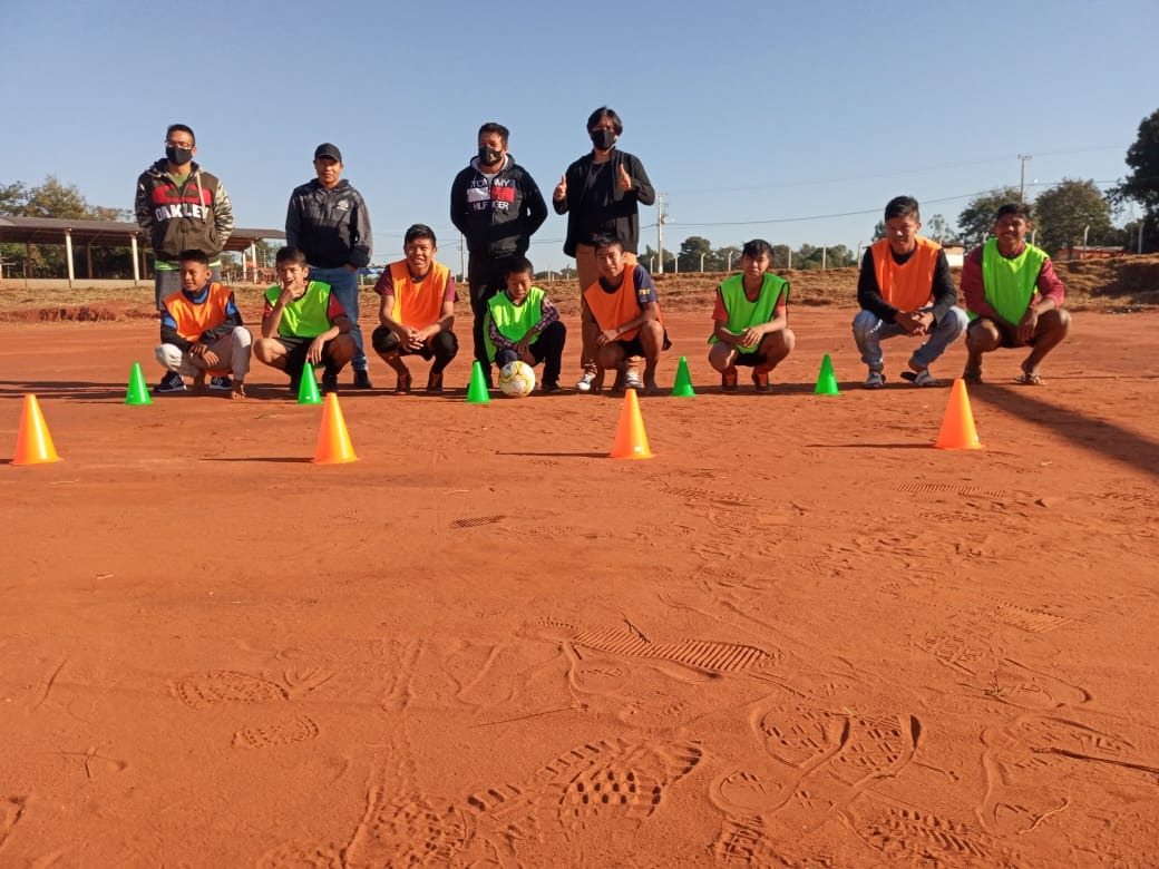 Escolinha de futebol é projeto do vereador Tato Souza, em Amambai Projeto conta com a participação de cerca de 50 crianças. / Foto: Arquivo Pessoal