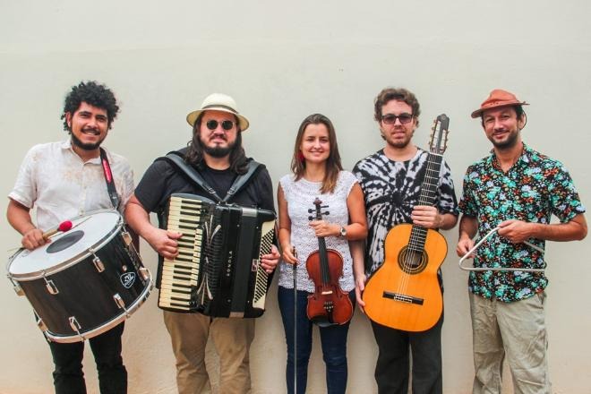 A banda de forró, Flor de Pequi, se apresenta neste final de semana pelo canal oficial do Sesc Mato Grosso do Sul; programação segue com diversas atrações nacionais - Foto: Divulgação
