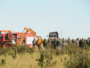 A área permanecia isolada. Além dos bombeiros, estavam militares com dois caminhões e uma retroescavadeira. (Foto: Rodrigo Pazinato)