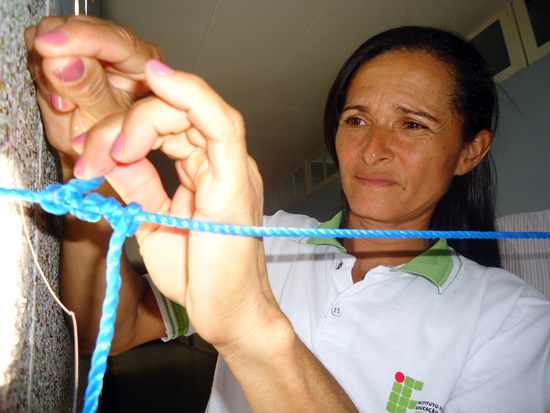Programa prevê a capacitação de 20 mil brasileiras este ano Aluna do curso de processamento de pescado, Marta de Lima conseguiu, há cinco meses, seu primeiro emprego com carteira assinada: “Só de voltar a estudar realizei um grande sonho” (foto: Instituto Federal da Paraíba)