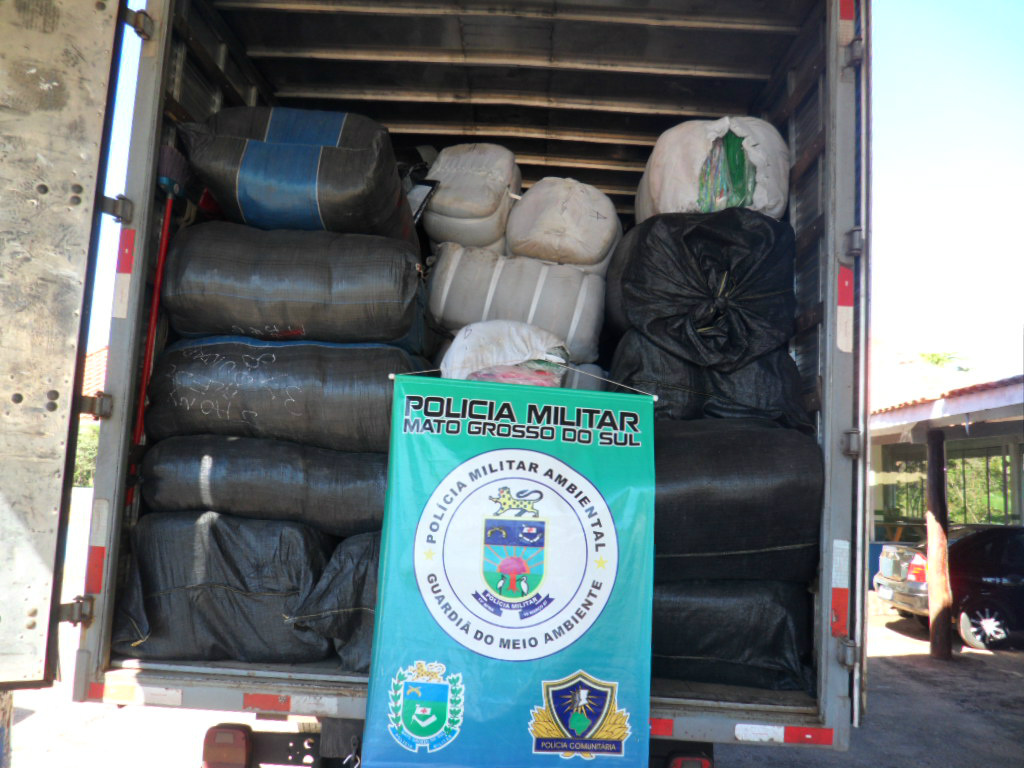 PMA apreende caminhão com 7,5 toneladas de roupas contrabandeadas da Bolívia PMA apreende caminhão com 7,5 toneladas de roupas contrabandeadas da Bolívia
