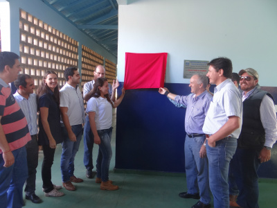 Presidente do legislativo, vereador Roberto Dias (PSDB), descerrando placa de inauguração das obrasFoto: Moreira Produções
