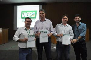 Cooperação entre os órgãos vai fortalecer ações de defesa sanitária em MS Luciano Chiochetta, diretor-presidente da Iagro, entregou relatório do órgão à equipe da Semagro.Foto: Divulgação