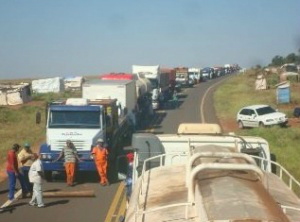 Sem-Terra e Brasiguaios bloqueiam a BR-163 por atraso de repasses do Governo Sem-Terra e Brasiguaios bloqueiam a BR-163 por atraso de repasses do Governo