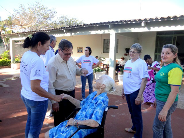 Em Amambai, governador do Rotary destaca importância da instituição Membros da diretoria do Lar do Idoso receberam o governador do Rotary na instituição.