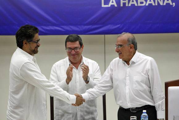 Colômbia e Farcs assinam acordo de paz definitivo O número dois das Farcs, Luciano Marín, também conhecido como Iván Márquez, e o ex-vice-presidente da Colômbia, Humberto de la Calle, apertam as mãos após assinar acordo histórico em Havana Ernesto Mastrascusa/EPA/Lusa/Direitos Reservados