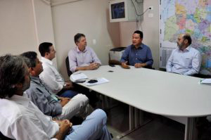 Cooperação entre os órgãos vai fortalecer ações de defesa sanitária em MS O secretário Jaime Verruck e o secretário adjunto da Semagro, Ricardo Senna (ao centro) em reunião na IagroFoto: Divulgação