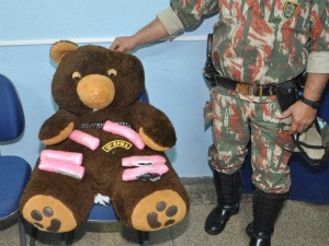 PMA apreende 1,5 kg de haxixe escondidos em urso de pelúcia