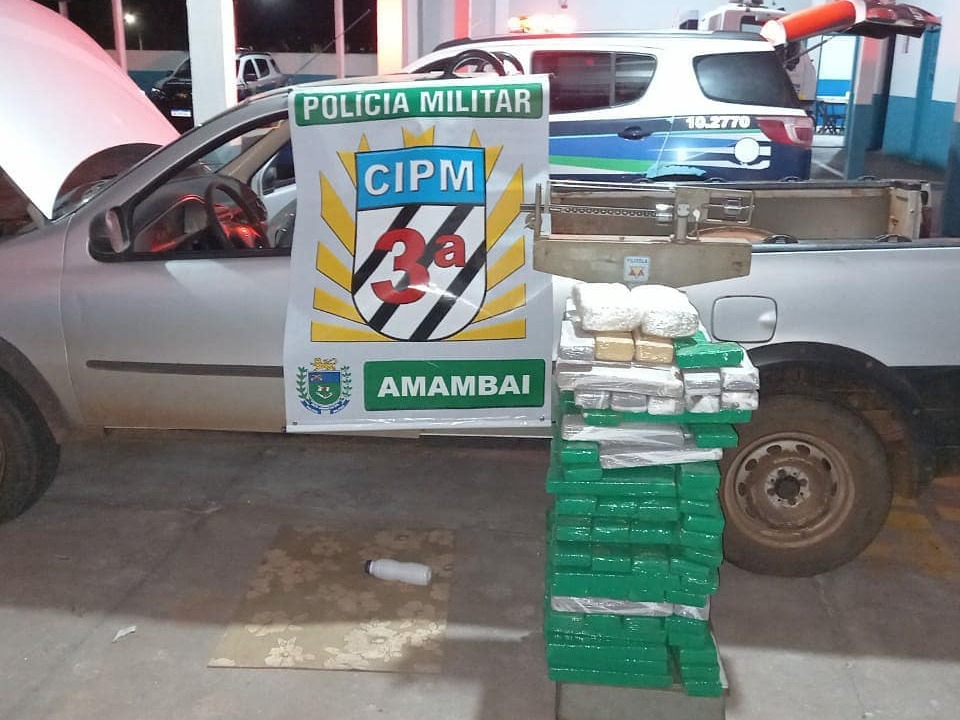 Homem tenta fugir de abordagem policial e acaba preso com 135 quilos de maconha Foto: 3ª CIPM