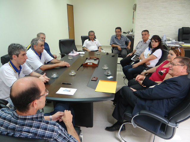 Em Amambai, governador do Rotary destaca importância da instituição Na Prefeitura de Amambai, rotarianos e prefeito Sérgio Barbosa refletiram sobre a importância das entidades para o município.