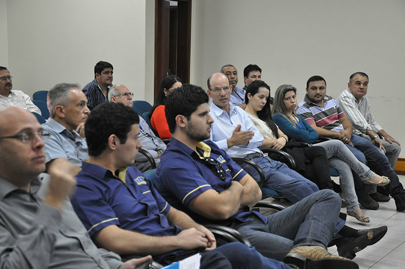 Dezenas de engenheiros atuantes em Amambai compareceram à reunião, que apresentou o novo sistema e esclareceu dúvidas aos profissionais / Foto: Assessoria